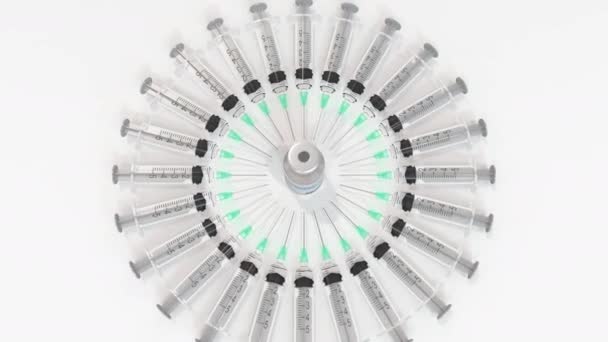 Flacon met coronavirusvaccin en injectiespuiten. Conceptuele medische 3D-animatie — Stockvideo