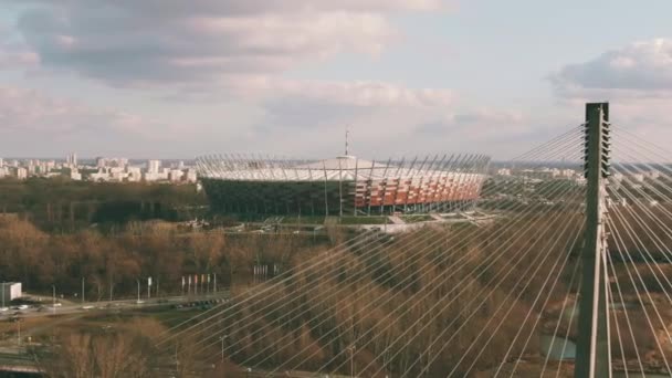 Warschau, Polen - 3 februari 2020 Luchtfoto van het Pge Narodowy stadion achter de kabelbrug over de Vistula — Stockvideo
