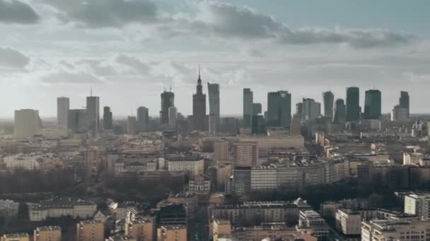 Vista aérea del horizonte de Varsovia en un día parcialmente nublado, Polonia — Vídeo de stock
