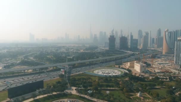 DUBAI, EMIRATOS ÁRABES UNIDOS - 26 DE DICIEMBRE DE 2019. Vista aérea del horizonte de Dubái detrás del retrato de Sheikh Zayed bin Sultan Al Nahyan — Vídeos de Stock