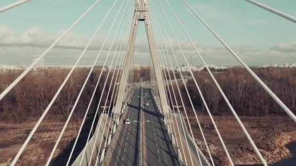 Efecto de zoom de muñeca aérea en el interior del puente con cable. Varsovia, Polonia — Vídeos de Stock