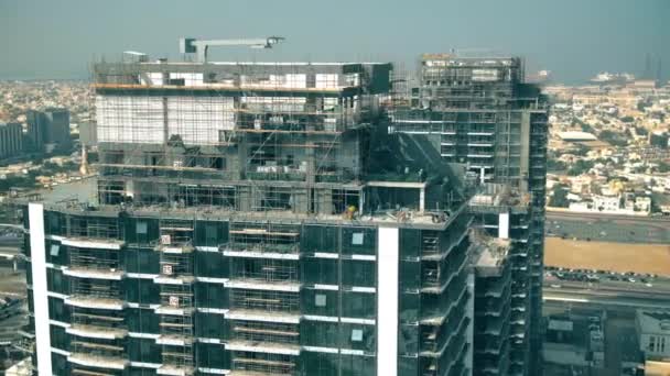 Letecký pohled na detaily staveniště mrakodrapu. Dubaj, Uae — Stock video