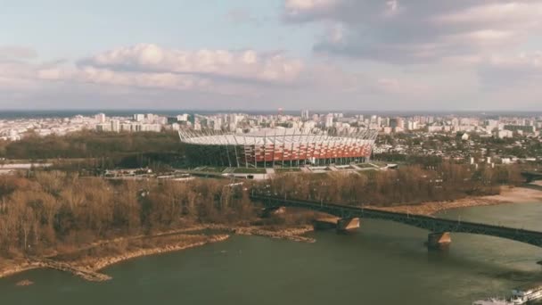 Varšava, Polsko - 3. února2020. Vzdušná Dolly zoom záběr stadionu Pge Narodowy a Vistula břehu řeky — Stock video