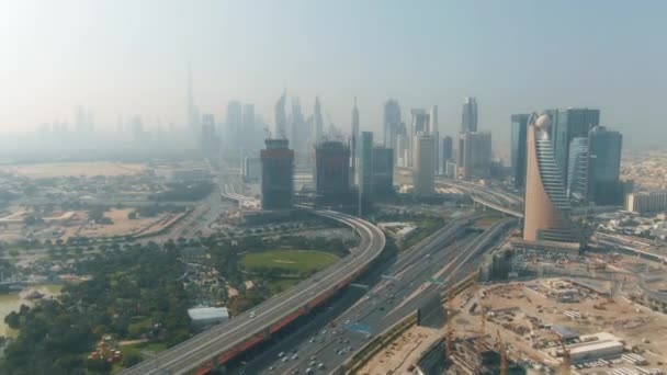 Dubai, Birleşik Arap Emirlikleri - 26 Aralık 2019. Bulanık bir günde Dubai şehir merkezinin gökyüzü manzarası — Stok video