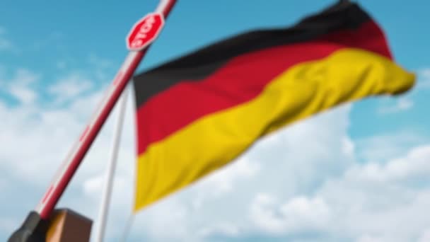 Закрываю барьер с указателем "стоп" на германском флаге. Ограниченный въезд или определенный запрет в Германии — стоковое видео