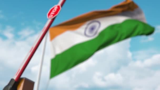 Barrièrepoort wordt gesloten met de vlag van India als achtergrond. Indische beperkte toegang of een bepaald verbod — Stockvideo