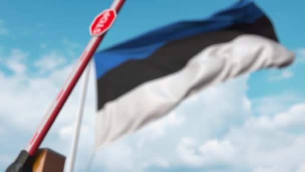 Cierre de barrera de auge con señal de stop contra la bandera estonia. Entrada restringida o cierta prohibición en Estonia — Vídeo de stock