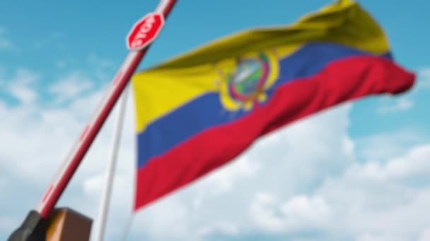 Barrière fermée avec le drapeau de l'Équateur comme fond. Accès restreint équatorien ou certaines interdictions — Video