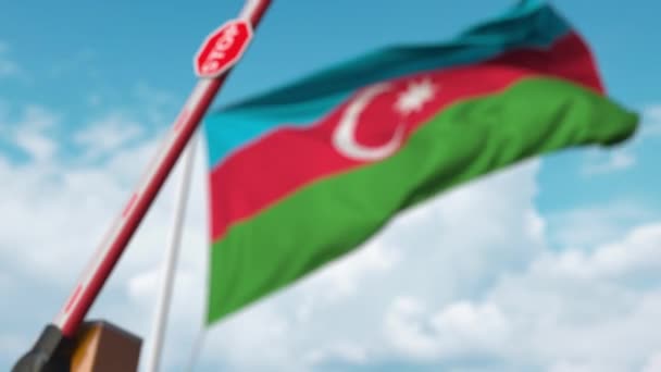 Закрытие барьера бума знаком "стоп" против азербайджанского флага. Ограниченный въезд или определенный запрет в Азербайджане — стоковое видео