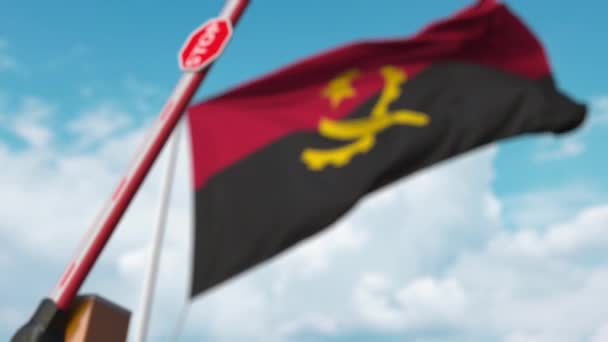 Porta de lança fechada no fundo da bandeira angolana. Entrada restrita ou certa proibição em Angola — Vídeo de Stock