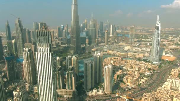 DUBAI, EMIRATS ARABES UNIS - 30 DÉCEMBRE 2019. Vue aérienne du Burj Khalifa dans le paysage urbain du centre-ville — Video