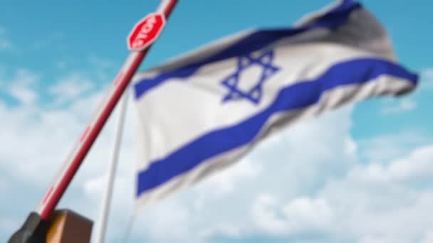 Puerta de pluma cerrada en el fondo de la bandera israelí. Cruce fronterizo restringido o cierta prohibición en Israel — Vídeo de stock