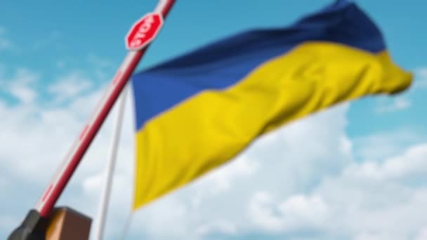 Porte de barrière fermée avec le drapeau de l'Ukraine comme fond. Passage de frontière restreint ukrainien ou certaines interdictions — Video