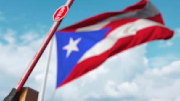 Fechando barreira boom com sinal de parada contra a bandeira porto-riquenha. Entrada restrita ou certa proibição em Porto Rico — Vídeo de Stock