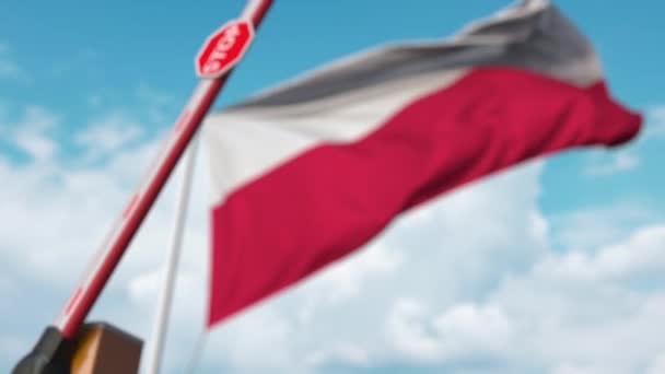 Porta de lança fechada no fundo da bandeira polaca. Entrada restrita ou certa proibição na Polónia — Vídeo de Stock