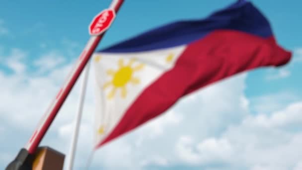 Η πύλη των φραγμών κλείνει με φόντο τη σημαία των Φιλιππίνων. Φιλιππίνες περιορισμένη είσοδος ή ορισμένη απαγόρευση — Αρχείο Βίντεο