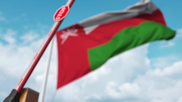 Sluitingsbarrière met stopbord tegen de Omani vlag. Beperkte toegang of een bepaald verbod in Oman — Stockvideo