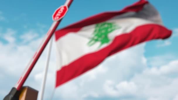 Fechando barreira boom com sinal de parada contra a bandeira libanesa. Limitação da passagem das fronteiras ou de certas proibições no Líbano — Vídeo de Stock
