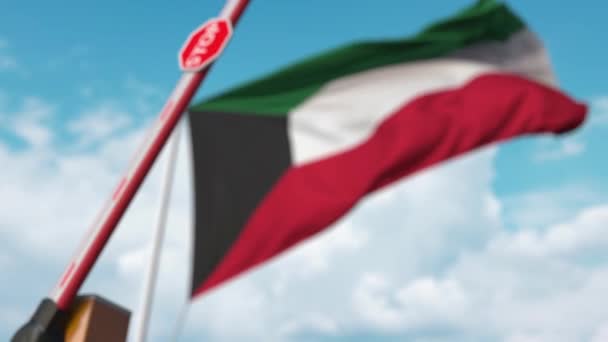Schließen der Leitplanke mit Stoppschild gegen die kuwaitische Flagge. Beschränkter Grenzübertritt oder bestimmtes Verbot in Kuwait — Stockvideo