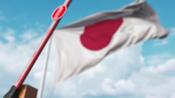 Puerta de barrera que se cierra con la bandera de Japón como fondo. Cruce fronterizo restringido japonés o cierta prohibición — Vídeo de stock