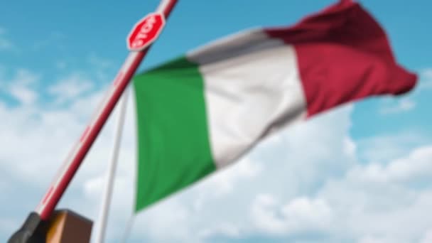 Cierre de barrera de auge con señal de stop contra la bandera italiana. Cruce fronterizo restringido o cierta prohibición en Italia — Vídeo de stock