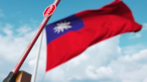 Barrièrepoort wordt gesloten met de vlag van Taiwan als achtergrond. Taiwanese beperkte grensoverschrijding of een bepaald verbod — Stockvideo