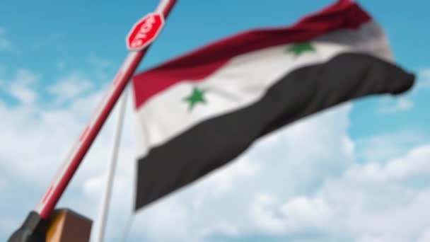 Portail fermé sur le fond du drapeau syrien. Passage de frontière restreint ou certaines interdictions en Syrie — Video