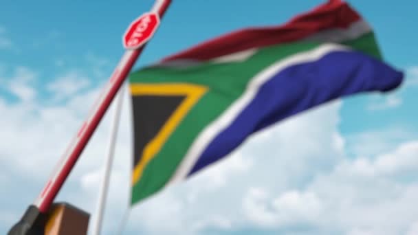 Бар'єрні ворота закриті з прапором Південної Африки як тло. Південно - Африканська заборона на перетин кордону — стокове відео