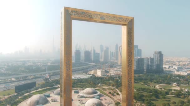 DUBAI, UNITED ARAB EMIRATES - DECEMBER 26, 2019. Aerial view of the skyline as seen through the Dubai Frame shyscraper — Stockvideo