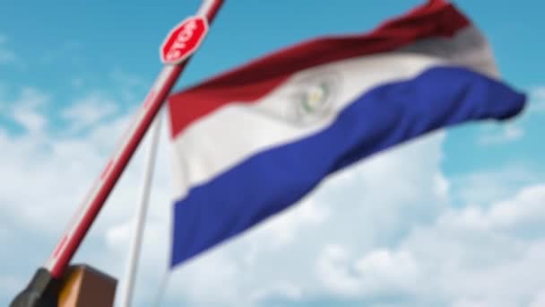 Бар'єрні ворота закриті з прапором Парагваю як фоном. Парагвайський обмежений в'їзд або певні заборони — стокове відео