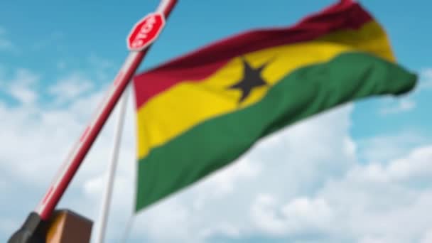Barrière de fermeture avec panneau d'arrêt contre le drapeau ghanéen. Entrée restreinte ou certaines interdictions au Ghana — Video