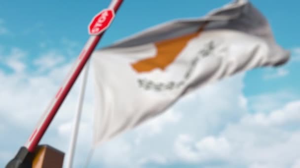 Absperrung mit Stoppschild gegen die zypriotische Flagge. eingeschränkte Einreise oder bestimmtes Einreiseverbot in Zypern — Stockvideo