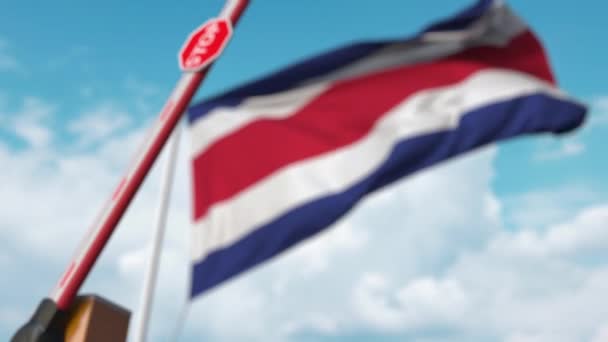 Schranke Tor geschlossen mit der Flagge von Costa Rica als Hintergrund. Costa Rica eingeschränkte Einreise oder bestimmtes Einreiseverbot — Stockvideo