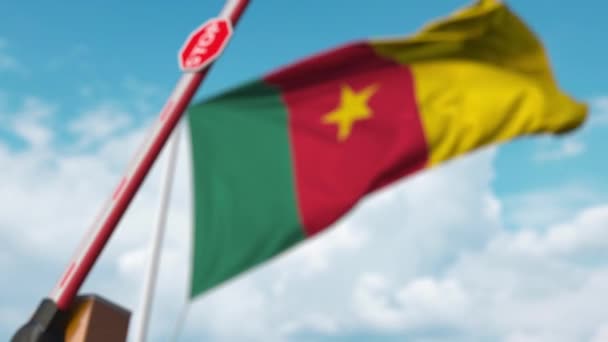 Closed boom gate on the Cameroonian flag background. Περιορισμένη είσοδος ή ορισμένη απαγόρευση στο Καμερούν — Αρχείο Βίντεο