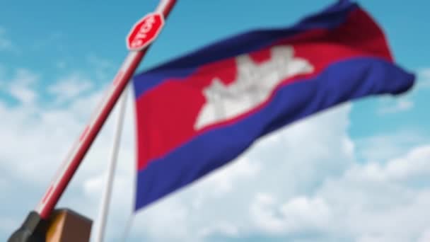 Sluitingsbarrière met stopbord tegen de Cambodjaanse vlag. Beperkte toegang of een bepaald verbod in Cambodja — Stockvideo