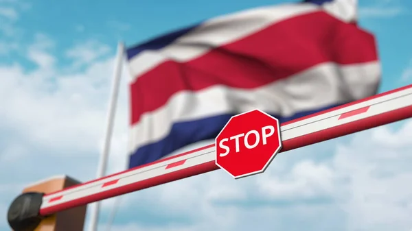 Barrière fermée avec le drapeau du Costa Rica comme fond. Costa Rica entrée restreinte ou une certaine interdiction. rendu 3D — Photo