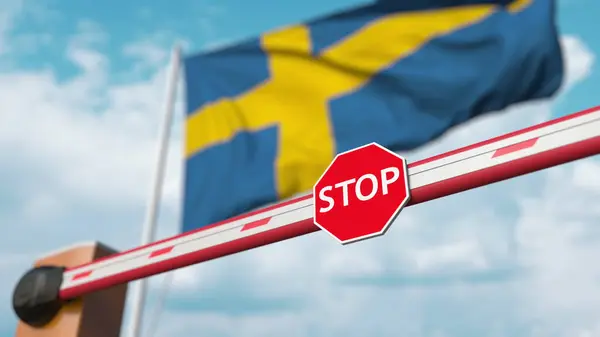Zamknięta bariera boom ze znakiem stopu na szwedzkiej fladze. Ograniczone przekraczanie granicy lub określony zakaz w Szwecji. 3d renderowanie — Zdjęcie stockowe