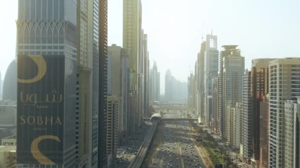 DUBAI, EMIRADOS ARAB UNIDOS - 30 DE DEZEMBRO DE 2019. Aerial Dolly zoom shot of Dubai International Financial Centre DIFC district — Vídeo de Stock