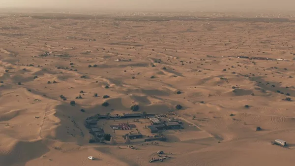 Acampamento deserto recreativo perto de Dubai, Emirados Árabes Unidos. Vista aérea — Fotografia de Stock