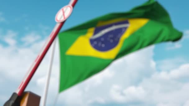 Κλειστή πύλη μπουμ χωρίς πινακίδα μετανάστευσης στο φόντο της βραζιλιάνικης σημαίας. Κλείσιμο των συνόρων ή απαγόρευση μετανάστευσης στη Βραζιλία — Αρχείο Βίντεο