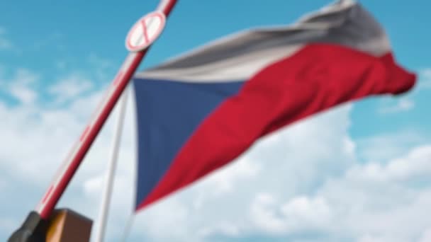 Stänger bommen barriär med stoppa invandring tecken mot den tjeckiska flaggan. Gränsavstängning eller förbud mot invandring i Tjeckien — Stockvideo