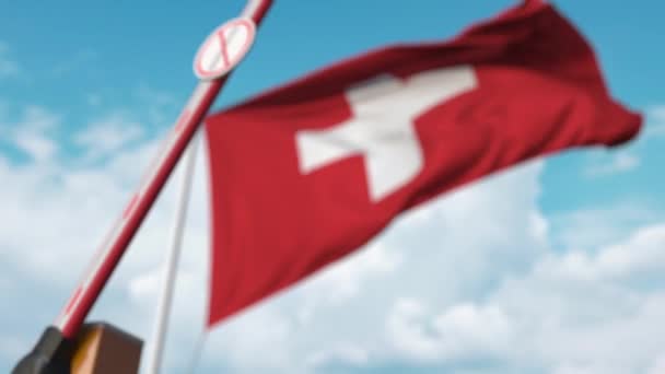 Fechando barreira boom com parar sinal de imigração contra a bandeira suíça. Limitada passagem de fronteira ou proibição de imigração na Suíça — Vídeo de Stock