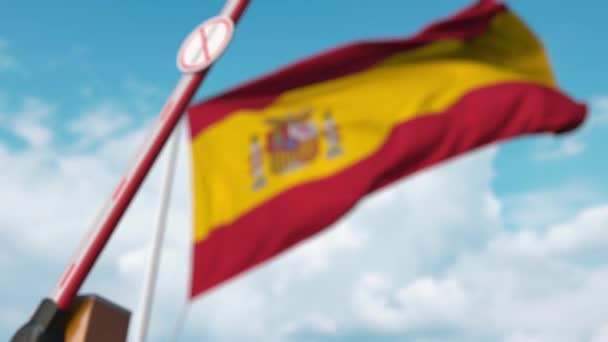 Barreira portão sem sinal de imigração sendo fechado com bandeira da Espanha como pano de fundo. travessia de fronteira restrita espanhola ou proibição de imigração — Vídeo de Stock