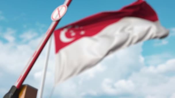 Barreira portão sem sinal de imigração sendo fechado com bandeira de Singapura como pano de fundo. Fronteiras restritas de Singapura ou proibição de imigração — Vídeo de Stock