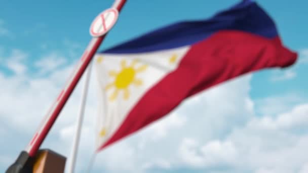 Barriärgrinden utan att någon immigrationsskylt stängs med Filippinernas flagga som bakgrund. Gränsavstängning eller förbud mot invandring — Stockvideo