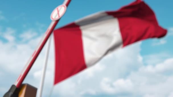 Boom barrière sluiten met stop immigratie teken tegen de Peruaanse vlag. Grenssluiting of immigratieverbod in Peru — Stockvideo