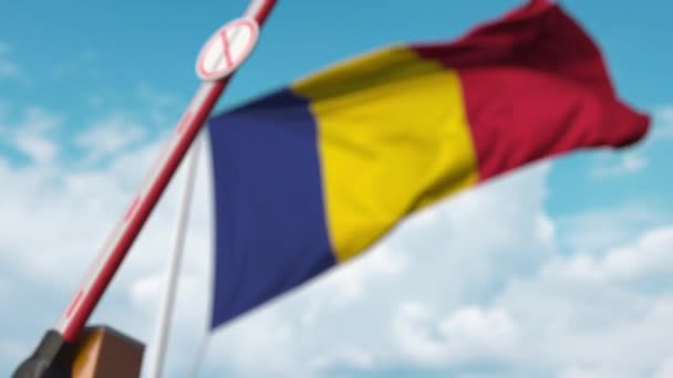 Κλειστή πύλη μπουμ χωρίς πινακίδα μετανάστευσης στο υπόβαθρο της ρουμανικής σημαίας. Κλείσιμο των συνόρων ή απαγόρευση μετανάστευσης στη Ρουμανία — Αρχείο Βίντεο