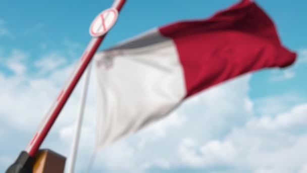 Menutup hambatan ledakan dengan tanda imigrasi berhenti terhadap bendera Malta. Perlintasan perbatasan terlarang atau larangan imigrasi di Malta — Stok Video