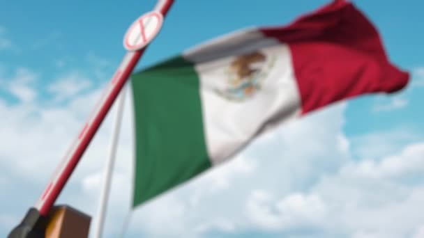 Chiusura barriera boom con stop immigrazione segno contro la bandiera messicana. Divieto limitato di attraversamento delle frontiere o di immigrazione in Messico — Video Stock