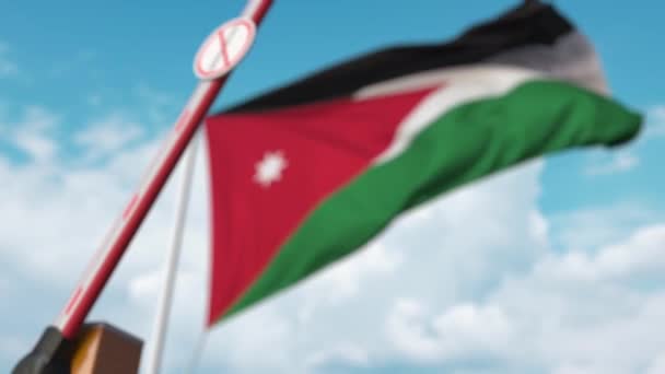 Barreira portão sem sinal de imigração sendo fechado com bandeira da Jordânia como pano de fundo. Passagem fronteiriça restrita jordaniana ou proibição de imigração — Vídeo de Stock